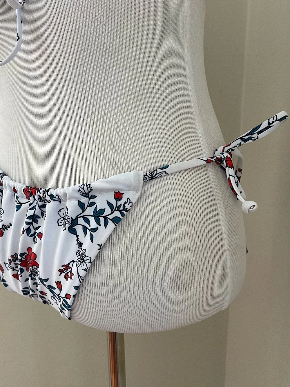 Zaful White Floral Bandeau Bikini with Red & Navy Accents Women’s S - US 4 EU 36